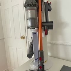 Dyson vaccum& stand. Dyson Cyclone V10 Absolute