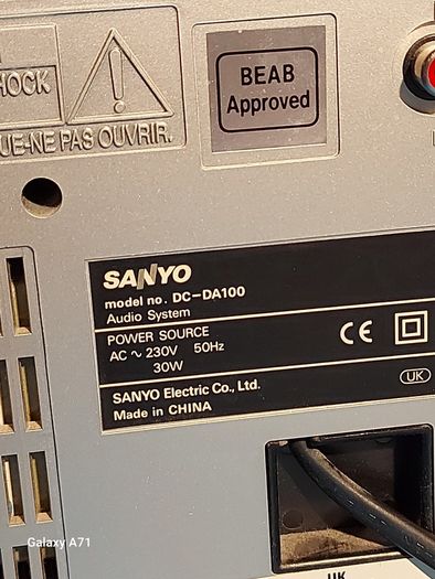 Sanyo Mini HiFi System, Radio, CD and Tape Cassette, Model DC-DA100, with 2 Sanyo Speakers, and Remote Control