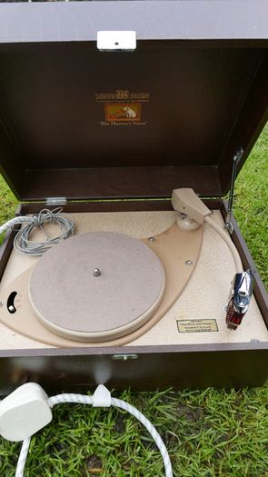 Vintage Record Player His Masters Voice, The Gramophone Company Ltd.; Middlesex (it seems to work fine, without speakers) (very good condition)