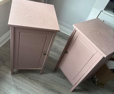 2 bedside lockers