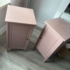 2 bedside lockers