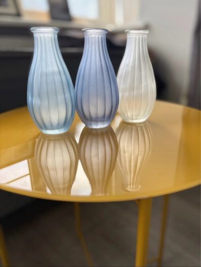 Set of frosted vases