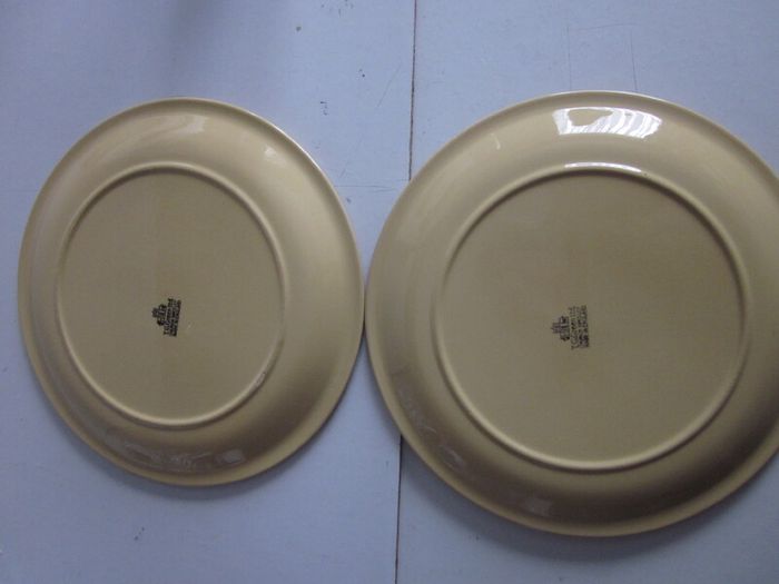 Vintage  1970s Granville design TG Green retro stoneware glazed plates. The plates are as follows- six 10.5" plates (4 in very good condition; 2 have very minor scrapes)--six 9.5" plates ( 3 in very good condition ; 1 chip on base; 2 marks on front and ch