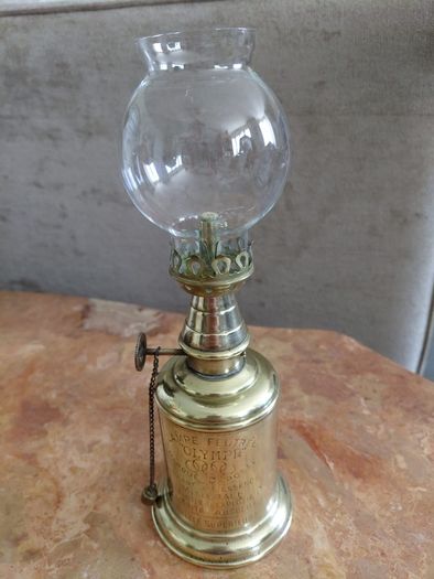 vintage petit French pigeon oil lamp