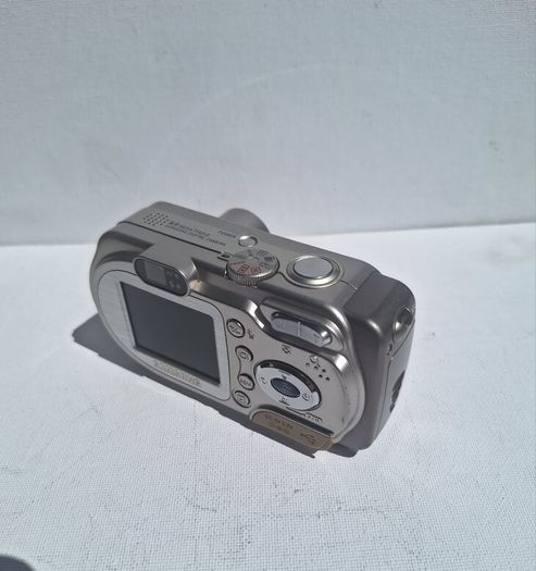 Samsung Digimax A6 compact digital camera.