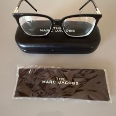 Marc Jacobs womens reading glasses case and cleaning cloth