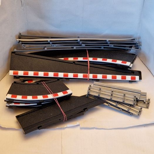 Scalextric Radius Two Black Borders Kit with Barriers (R2 Lead In/Out Inner Outer )