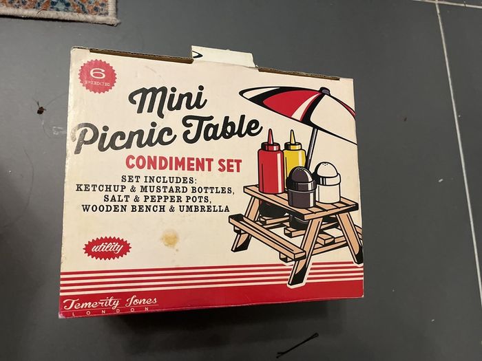 Mini picknic table