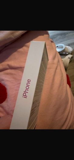 iPhone 16 pink
