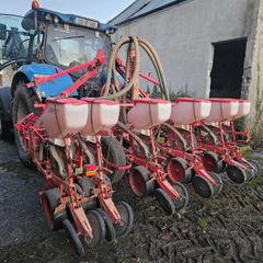 Maize seeder