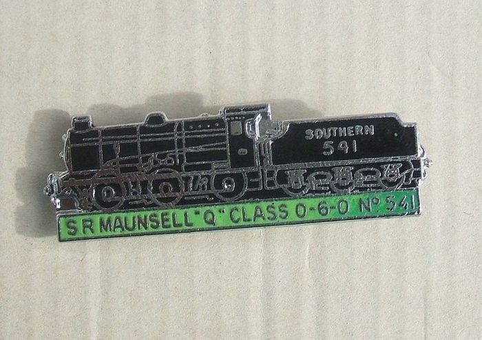 SOUTHERN RAILWAY MAUNSELL 541 (SR 0-6-0 Q Class) - steam locomotive enamel badge (1970's / 1980's)