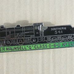SOUTHERN RAILWAY MAUNSELL 541 (SR 0-6-0 Q Class) - steam locomotive enamel badge (1970's / 1980's)