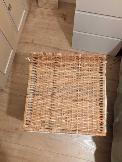 Wicker laundry hamper with lid