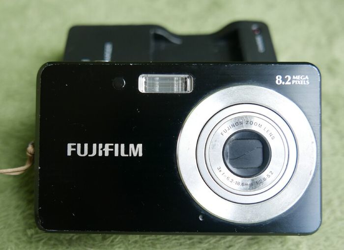 Fujifilm FinePix J Series J10 8.2MP Digital Camera - Black , Tested works well