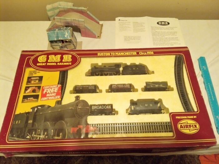 Hornby etc. OO Train/Carriages etc. Job lot. READ AD.