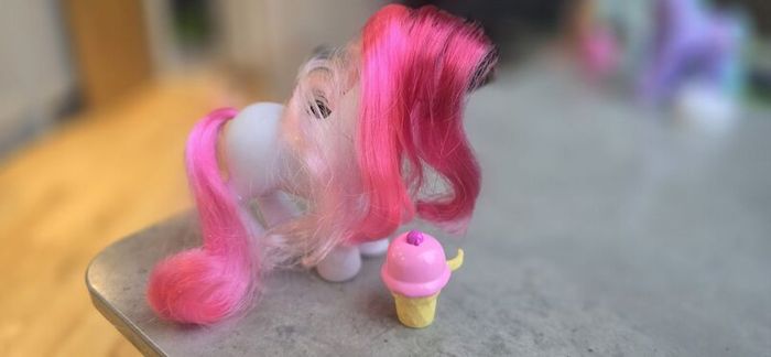 Strawberry Suprise with HTF accessory Scented MLP G3 My Little Pony 2005