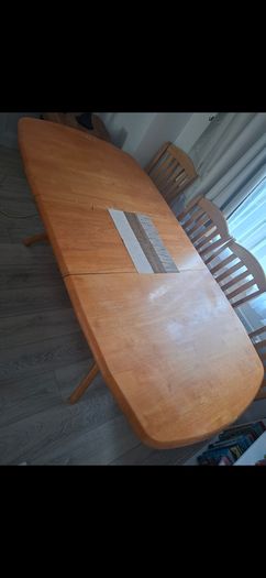 Extendable dining table