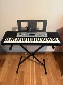 Like-New Yamaha YPT-255 61-Key Keyboard & Stand