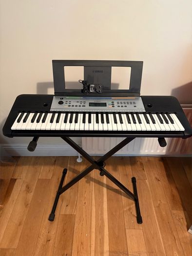 Like-New Yamaha YPT-255 61-Key Keyboard & Stand