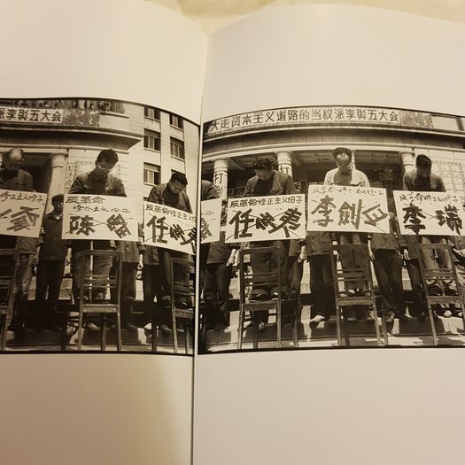 Red-color News Soldier. A Secret Archive Hidden  For 40 Years  Of The Cultural Revolution  In China In Pictorial Volum