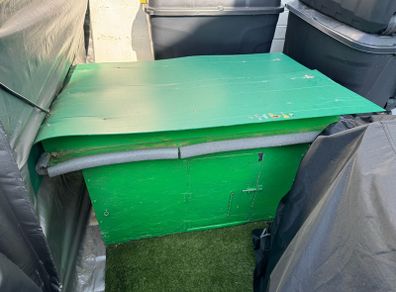 Dog Kennel insulated with mat and accessories