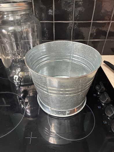 Drinks dispenser and bottle cooler