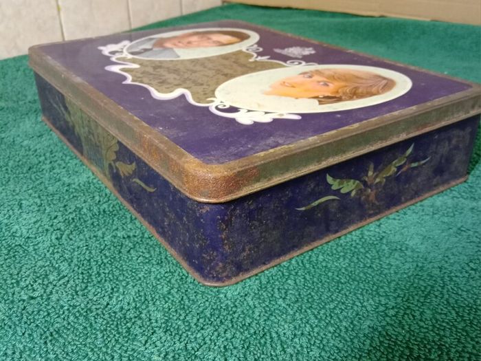 Vintage Carburys Milk Chocolate Souvenir Tin/ The marriage of Prince of Wales & Lady Diana Spencer