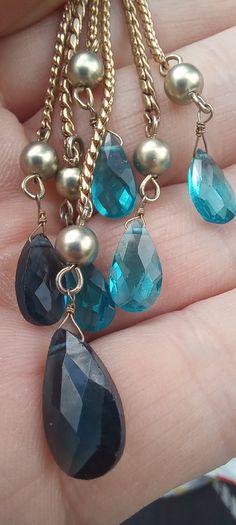 Vintage jewelry is sold individually for 5 to 10 euros