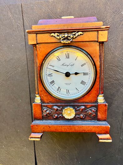 Mantelpiece clock