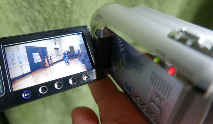 JVC GZ-MG360 Everio Hybrid Camcorder, 60GB Hard Disc Drive, Micro SD Slot, 35x Optical Zoom