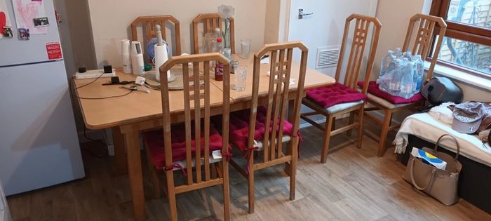table and 6 chairs (extendable)