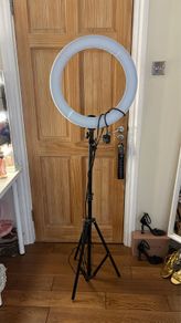 Standing ring light