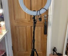Standing ring light