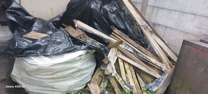 A tree from pallets to a fireplace