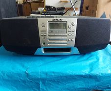 SONY  CD-Radio-Cassette-Corder Model CFD-S38L, Radio works fine, CD and Tape not, excellent cosmetic condition