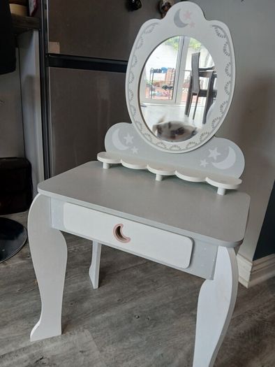 Kids make up table