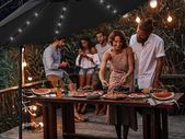 Aluminium LED Solar Cantilever Parasol, Diameter 300 cm, Sun Umbrella with Crank and On/Off Switch, Garden Parasol with UV Protection, Sun Shade with Stand, Market Umbrella, Waterproof