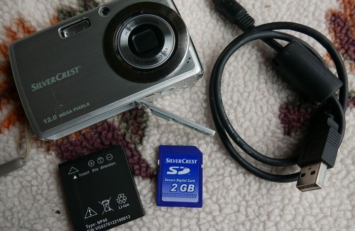 Digital Camera Silver Crest 12MP Digital Camera , touch screen 2GB CD card