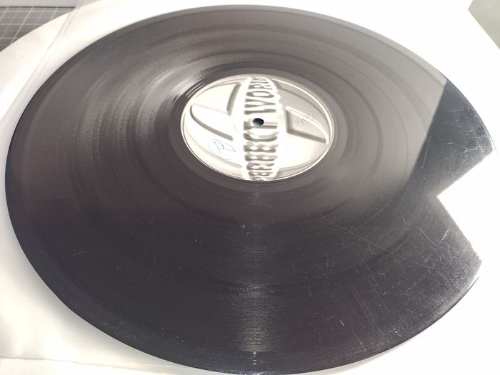 Friends Of Matthew - Out There! - Pulse-8 Records - Original Official Pressing! Quality Easrly 90s Breaks! Original Mix Condition: Excellent!