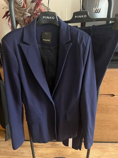 Pinko navy suit