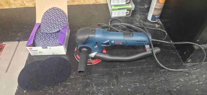 BOSCH GET 75-150 corded sander and full box of 3M Xtract 80 grit sander discs plus other pads