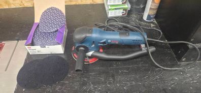 BOSCH GET 75-150 corded sander and full box of 3M Xtract 80 grit sander discs plus other pads