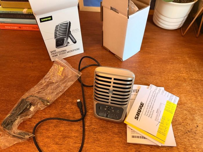 Shure Microphone MV51 Diaphragm Condenser Microphone (USB & Lightning) - Excellent Condition