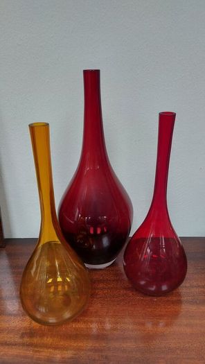 Beautiful Collection of Three Vintage Hand-Blown Gourd/Bottle-Shaped Vases in Dark Red, Red and Orange Transparent Glass, Excellent Condition