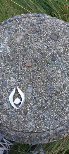 Vintage jewelry is sold individually for 5 to 10 euros.