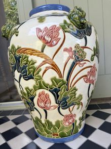 ceramic vase / urn