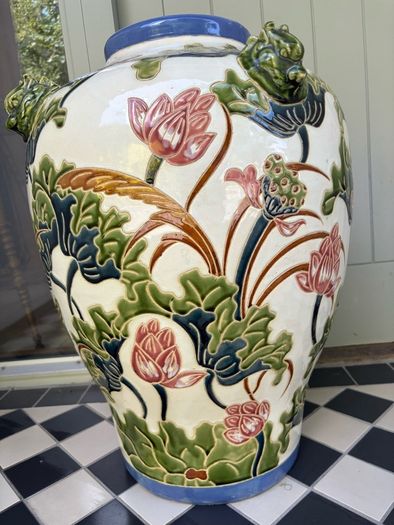 ceramic vase / urn
