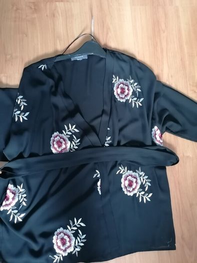 lovely light kimono also has a belt to wear has a wrap style top 14/16