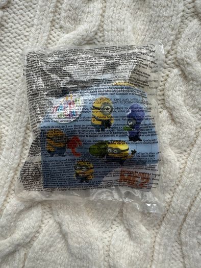 McDonalds Despicable Me 2 Minion Toy Stuart New Damaged pack Please look at the pictures