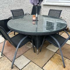 Garden table & 6 chairs.